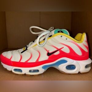 Nike White and Red Sneakers Air Max Plus